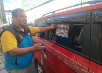 Se pegó stickers a los vehículos del transporte público. Foto: Subalcaldía Cotahuma.