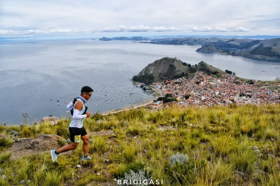 Uno de los atletas recorre la ladera de uno de los cerros en Copacabana, cerca del lago Titicaca.