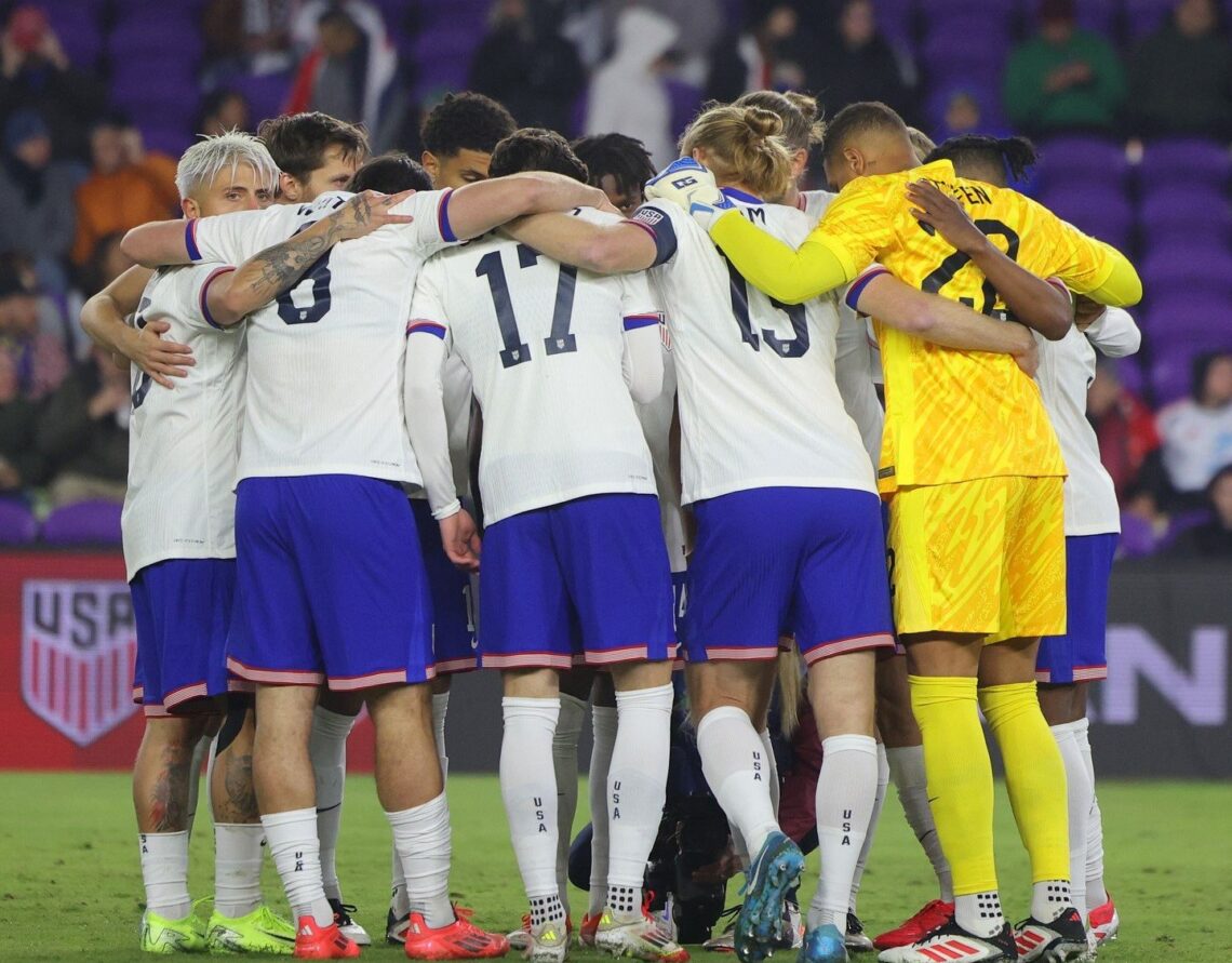 Los integrantes del plantel de Estados Unidos antes de un partido