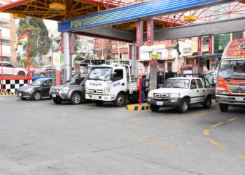 Vehículos sin registro sanitario no podrán cargar gasolina desde este lunes.