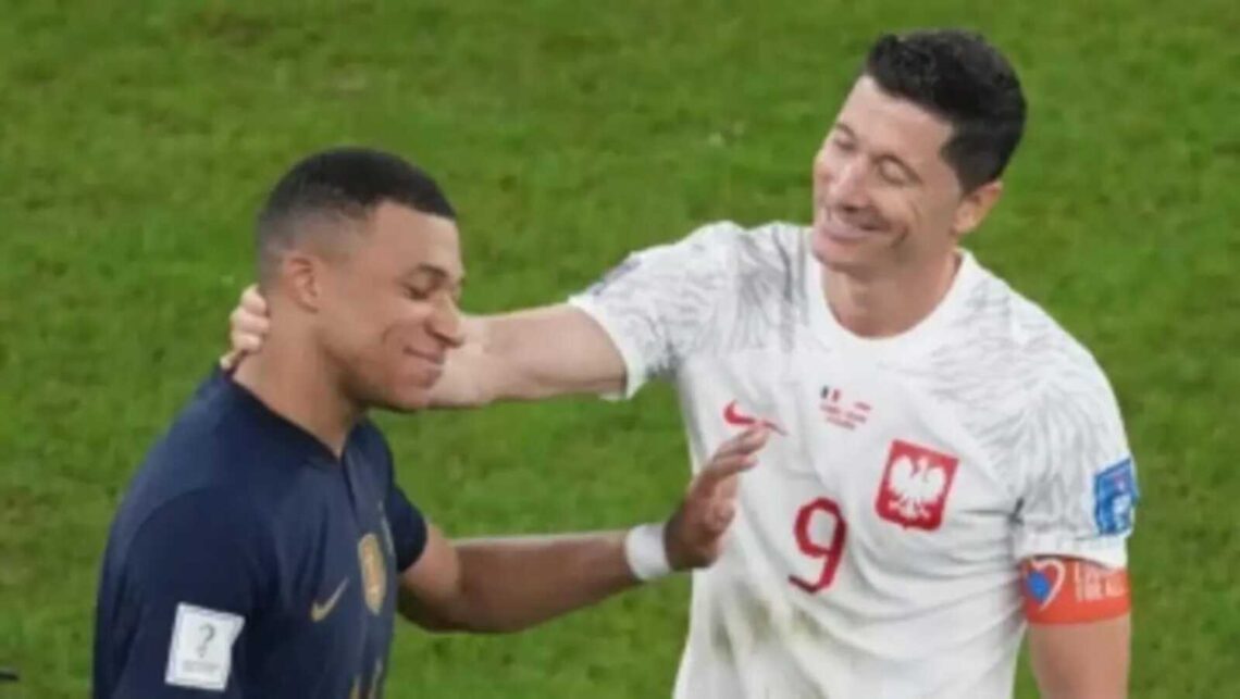 Mbappé y Lewandowski con las camisetas de sus selecciones