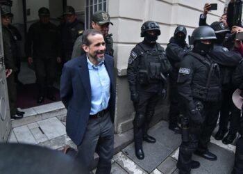 El gobernador Luis Fernando Camacho sale de su audiencia de juicio oral por el caso Golpe I.