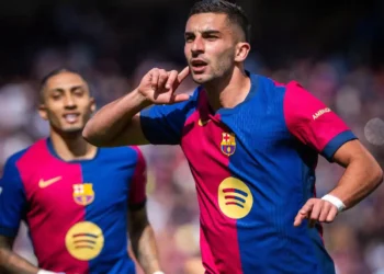 Ferrán Torrez celebra su gol ante la mirada de Raphinha
