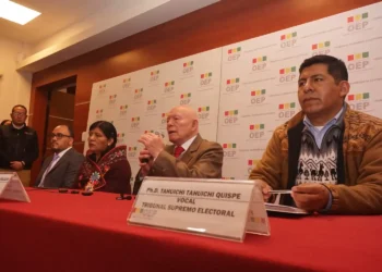 La sala plena del TSE brinda una conferencia de prensa. Foto: APG