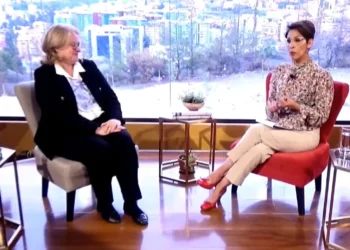 La embajadora de Francia en Bolivia, Hélène Roos y Claudia Benavente en una entrevista pasada en Piedra, papel y tinta de La Razón. FOTO: LA RAZÓN