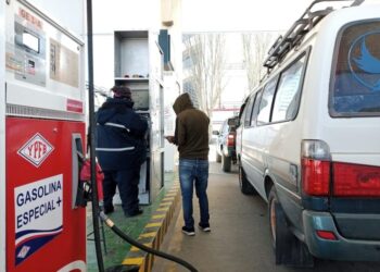 Carga de combustible en una estación de servicio. Foto: Archivo.