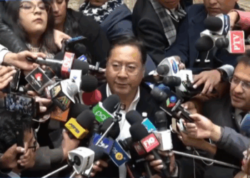El presidente Luis Arce entrevistado por la prensa.