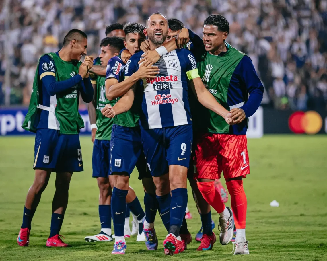 Hernán Barcos festeja junto a sus compañeros