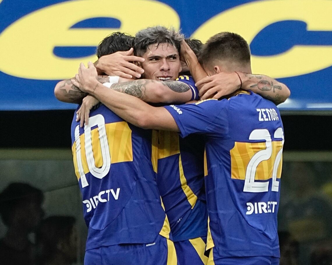 Jugadores de Boca Juniors se abrazan al festejar un gol