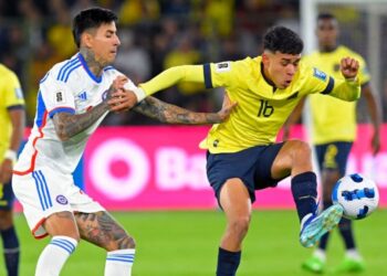 Erick Pulgar disputa el balón con Kendry Páez