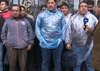 Representantes del transporte de La Paz protestan en puertas de la Alcaldía.