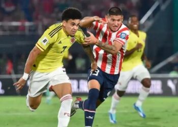 Luis Días forcejea con Juan José Cáceres en el último duelo entre Colombia y Paraguay