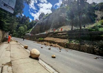 La Avenida del Libertador fue cerrada por caída de tierra.