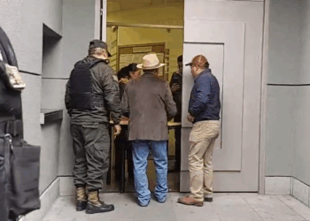 El presidente de la Fejuve, Juan Saucedo, entrega el pliego.