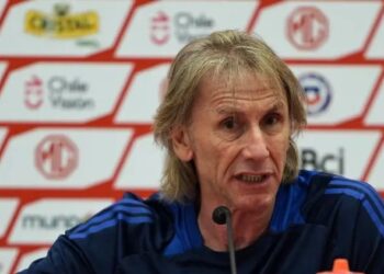 El DT Ricardo Gareca durante una conferencia de prensa
