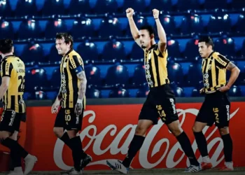 Jugadores de Guaraní celebran la victoria