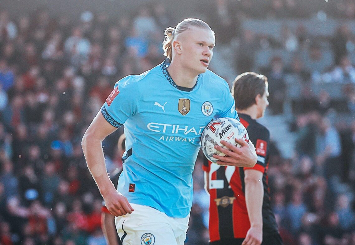 Erling Haaland toma en brazos el balón ante el Bournemouth