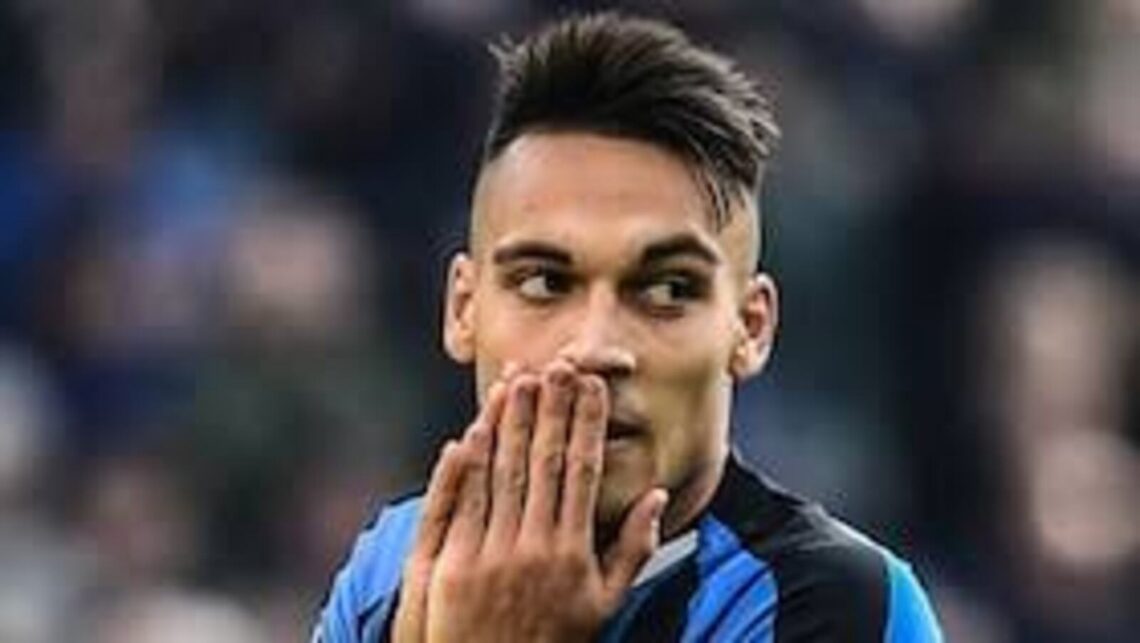 Lautaro Martínez con las manos en la boca