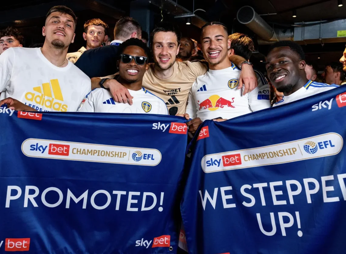 Jugadodores de Leeds celebran el ascenso