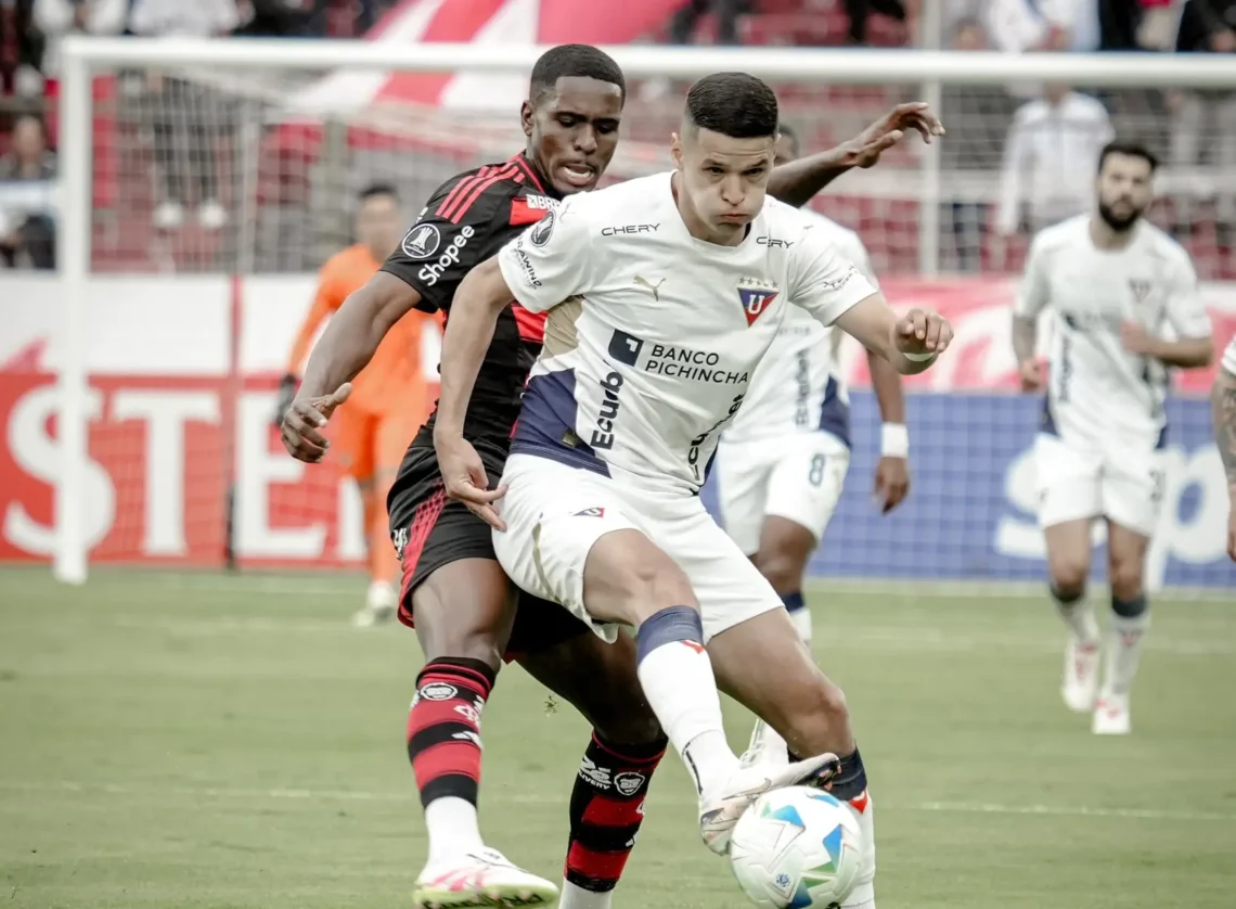 El paraguayo Arce controla el balón