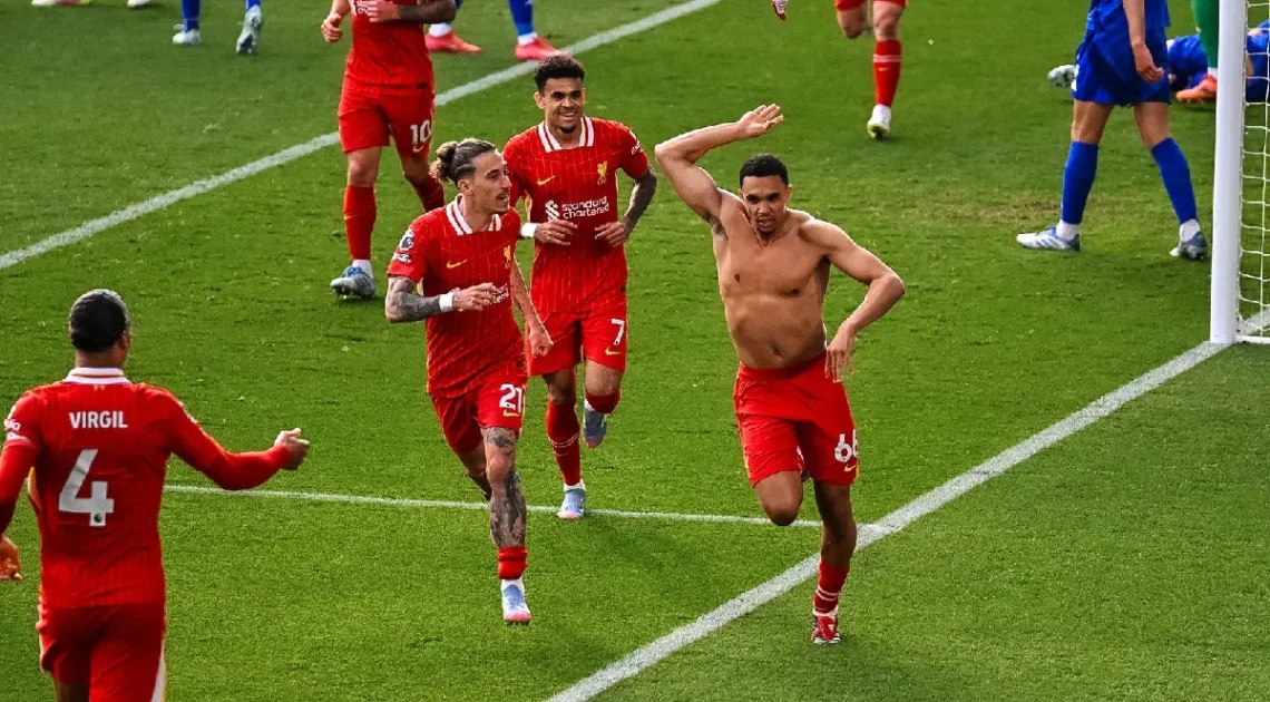 Alexander Arnold en el festejo de gol para el Liverpool (FOTO; Liverpool FC)