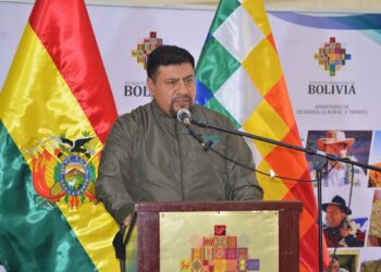 El ministro Yamil Flores en conferencia de prensa.