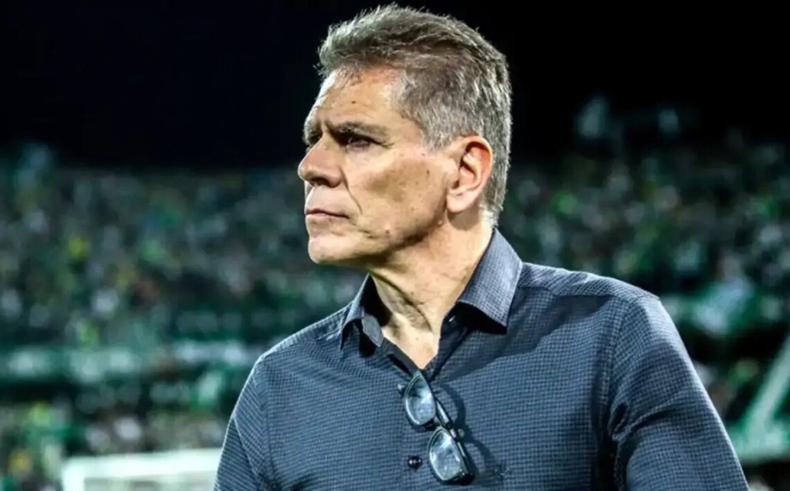 Paulo Autuori dirigiendo un partido