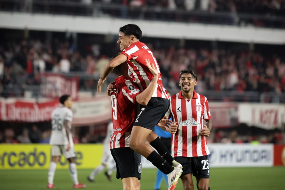 Jugadores de Estudiantes celebran la victoria