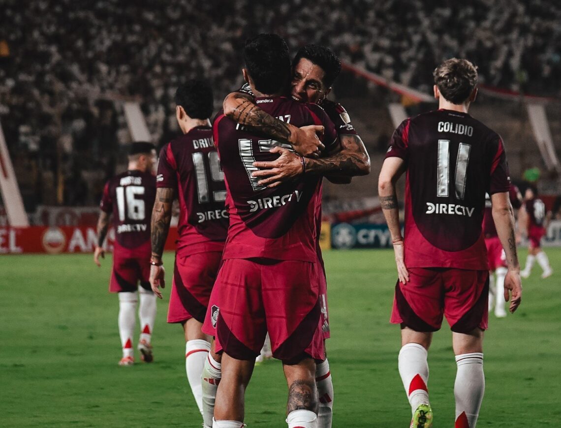 Enzo Pérez abraza a Paulo Díaz tras su gol