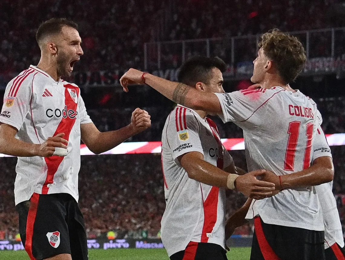 Jugadores de River Plate celebran un gol