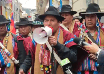 David Mamani, ejecutivo de la Federación, da lectura al pliego petitorio.
