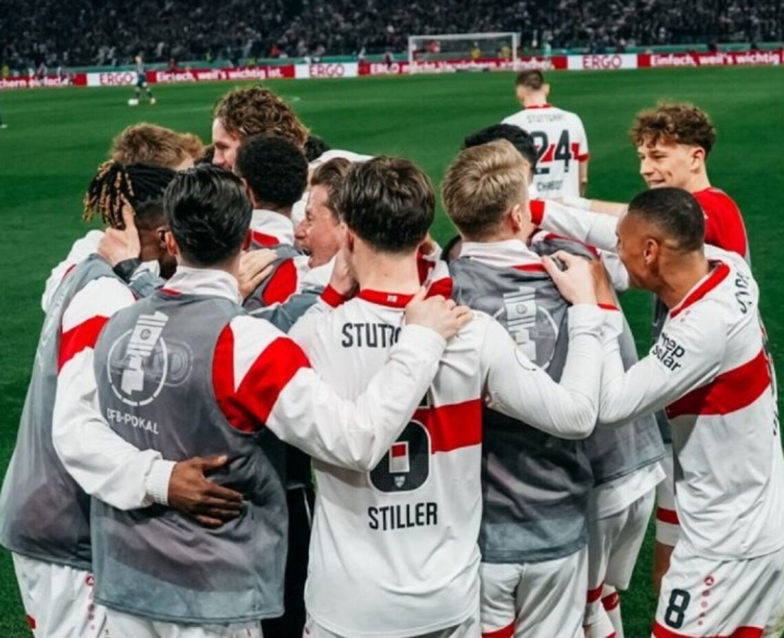 Jugadores del Stuttgart abrazados antes del partido