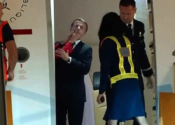 En un video se observa cuando Macron recibe un cachetazo/RRSS
