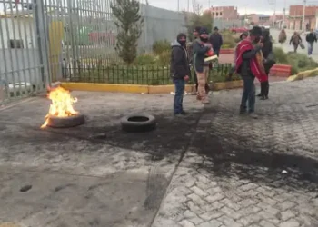 Comunarios de Pomamaya cercaron las oficinas de la Alcaldía de El Alto. FOTO: GAMEA.