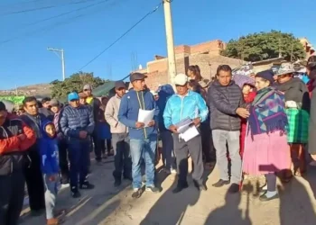 Comunarios de K'ara K'ara permanecen en el ingreso al relleno sanitario. FOTO: RRSS
