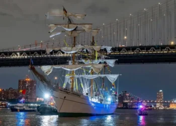 Los mástiles del buque chocaron contra el puente de Brooklyn/ RRSS