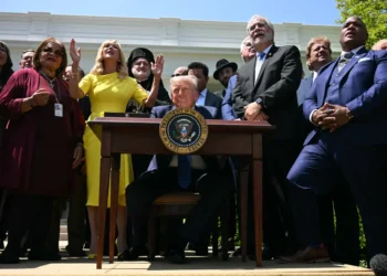 Trump firmó varias resoluciones administrativas/AFP