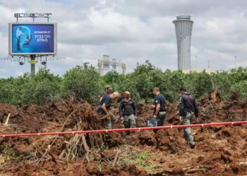 Expertos israelís revisan el lugar del impacto/AFP