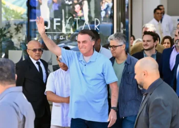 Bolsonaro saluda a su seguidores/AFP