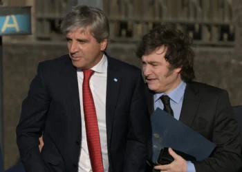 El ministro de Economía, Luis Caputo y Javier Milei/ AFP