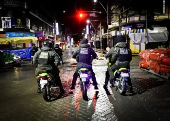 Policías ejecutaron el operativo en la Ceja y calles aledañas. Foto: Facebook Viceministro Roberto Ríos.