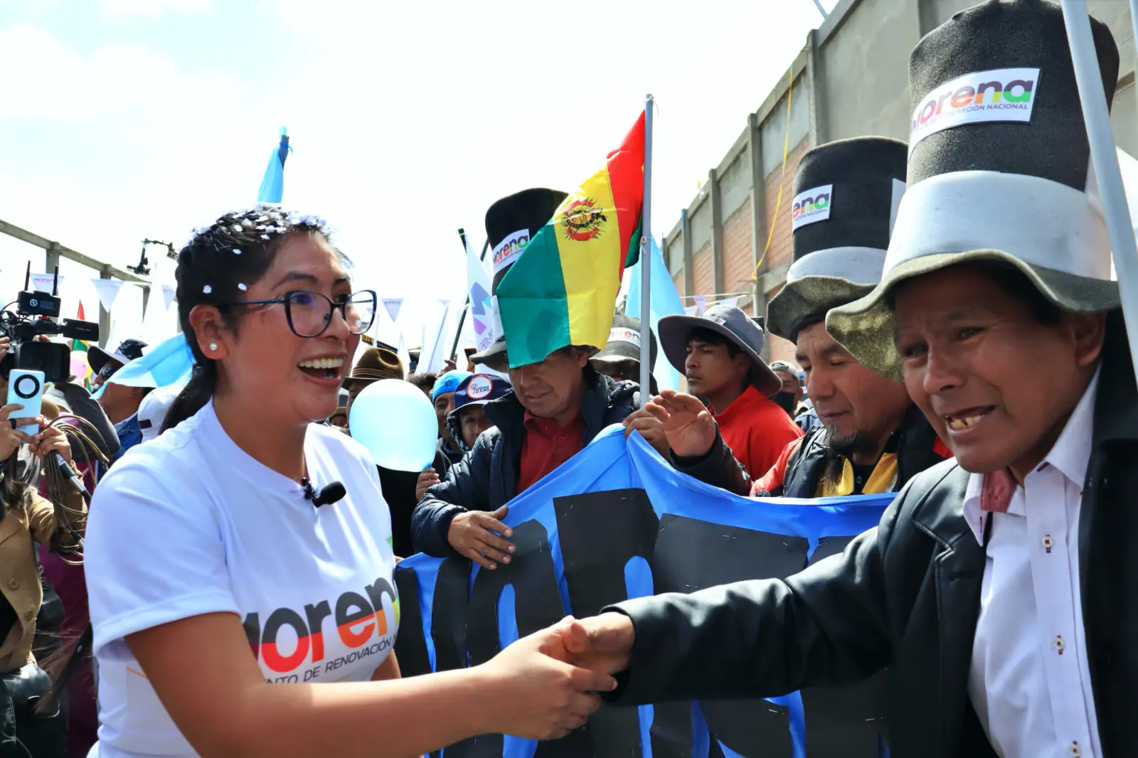 La alcaldesa Eva Copa en campaña de elecciones.