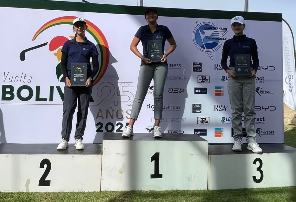 Las golfistas premiadas en el certamen. (Federación Boliviana de Golf)