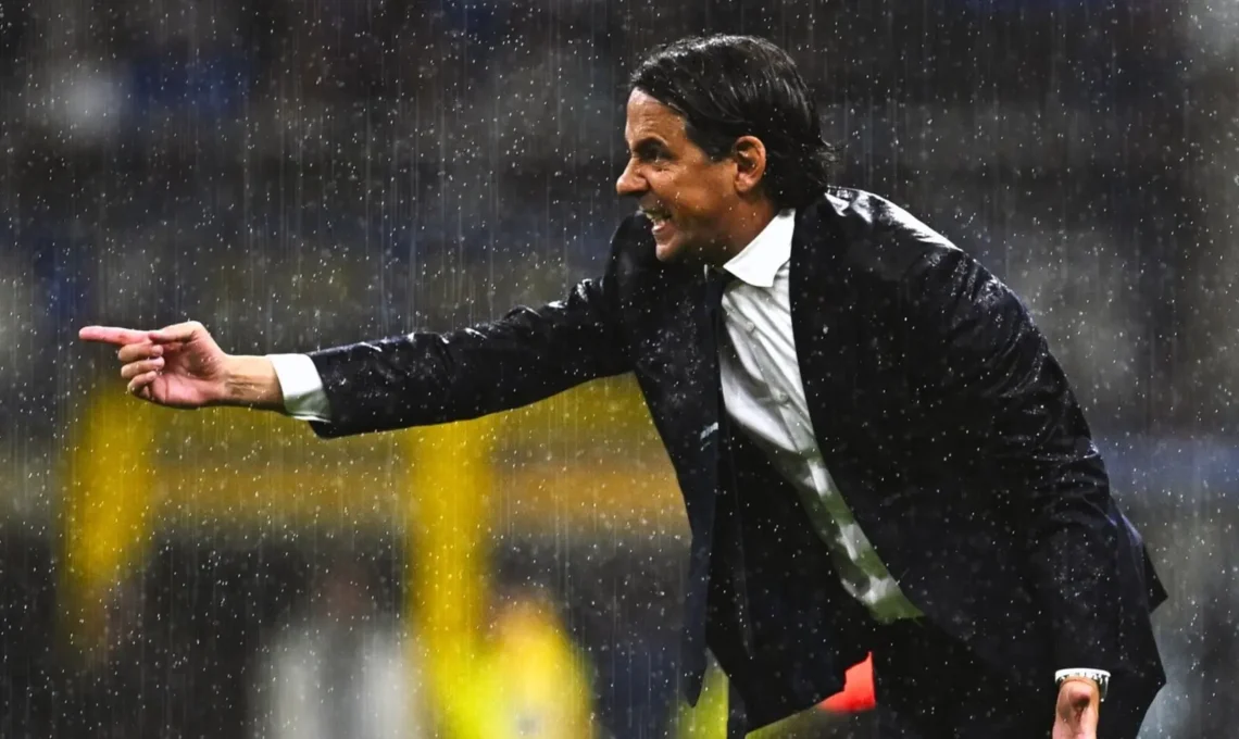 Simone Inzaghi dirigiendo al Inter
