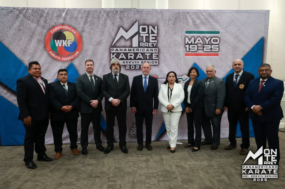El dirigente Kjarol Herrera (segundo de izq. a der.) posa junto al resto del Comité Ejecutivo de la Confederación Panamericana de Karate