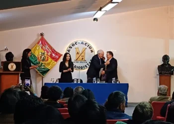 Carlos Mesa congratula a Mario Espinoza, el jueves en la Asociación de Periodistas de La Paz.
