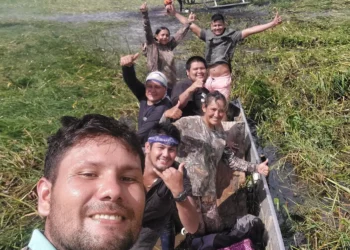 Los héroes en su canoa, atrás el helicóptero que hizo la evacuación. Foto: Facebook Milan Mancilla.