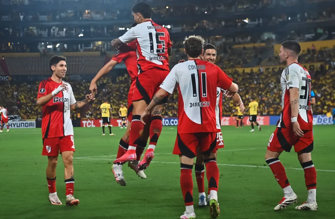 Los jugadores de River Plate celebran uno de los goles del triunfo. (River Plate),
