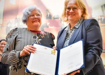 Senadora Silvia Salame entrega homenaje a la embajadora Hélène Roos por su labor diplomática.