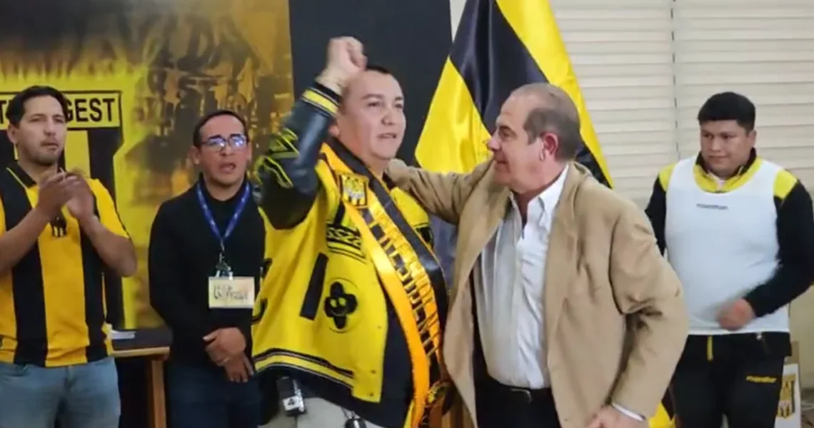 Daniel Terrazas es posesionado por Sergio Asbún este sábado en el complejo de Achumani.